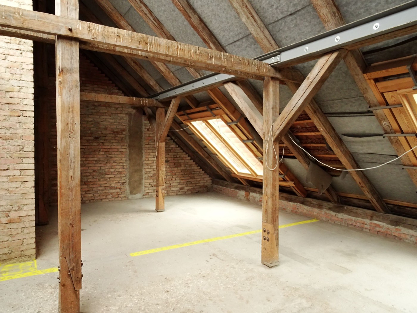 dřevěná stropní konstrukce v domě na ul. Elišky Krásnohorské