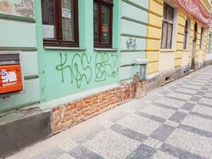 oprava fasády bytového domu v ulici Dobrovského Praha 7